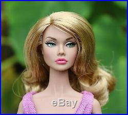 LOOKS A PLENTY Poppy Parker Integrity Toys Complete Blonde Doll withStand