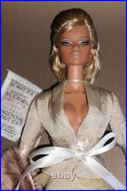 Natalia Fatale Femme du Monde Integrity Toys Fashion Royalty NRFB 12 doll 2006